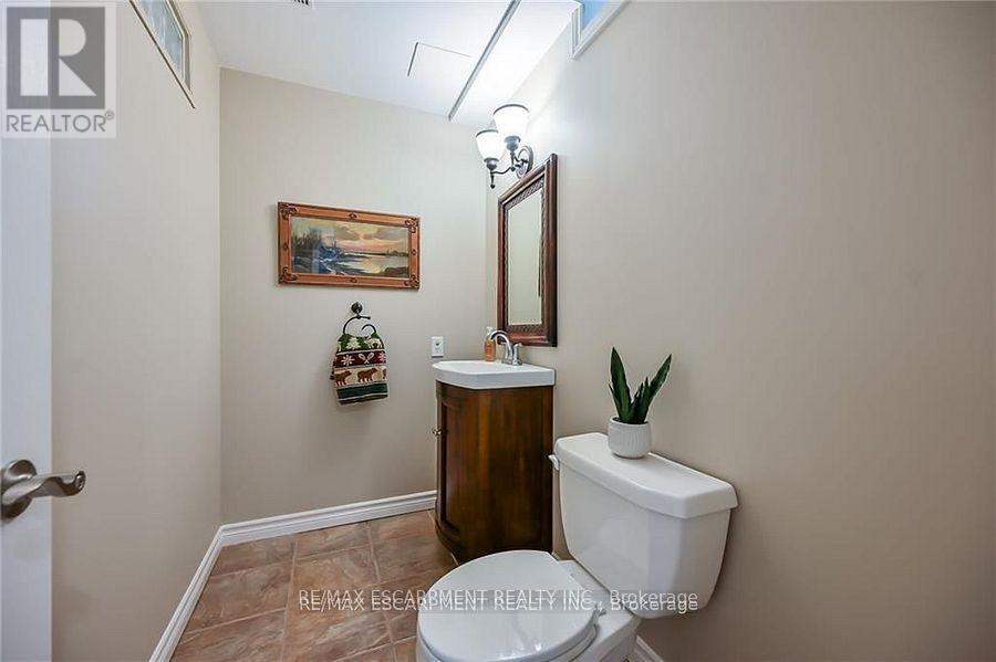 15 Pelham Drive, Hamilton (Meadowlands), Ontario  L9K 1L4 - Photo 40 - X12446850