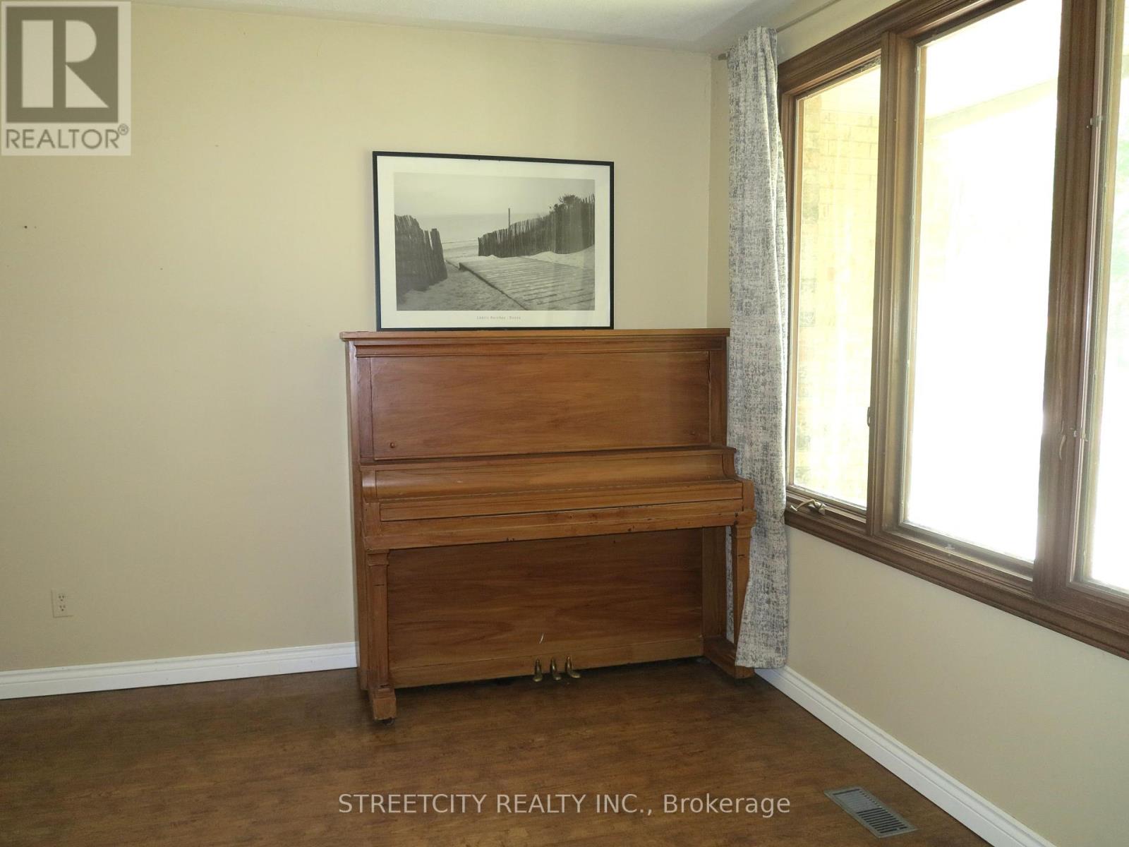 383 Castlegrove Close, London North, Ontario  N6G 3H3 - Photo 8 - X12447124