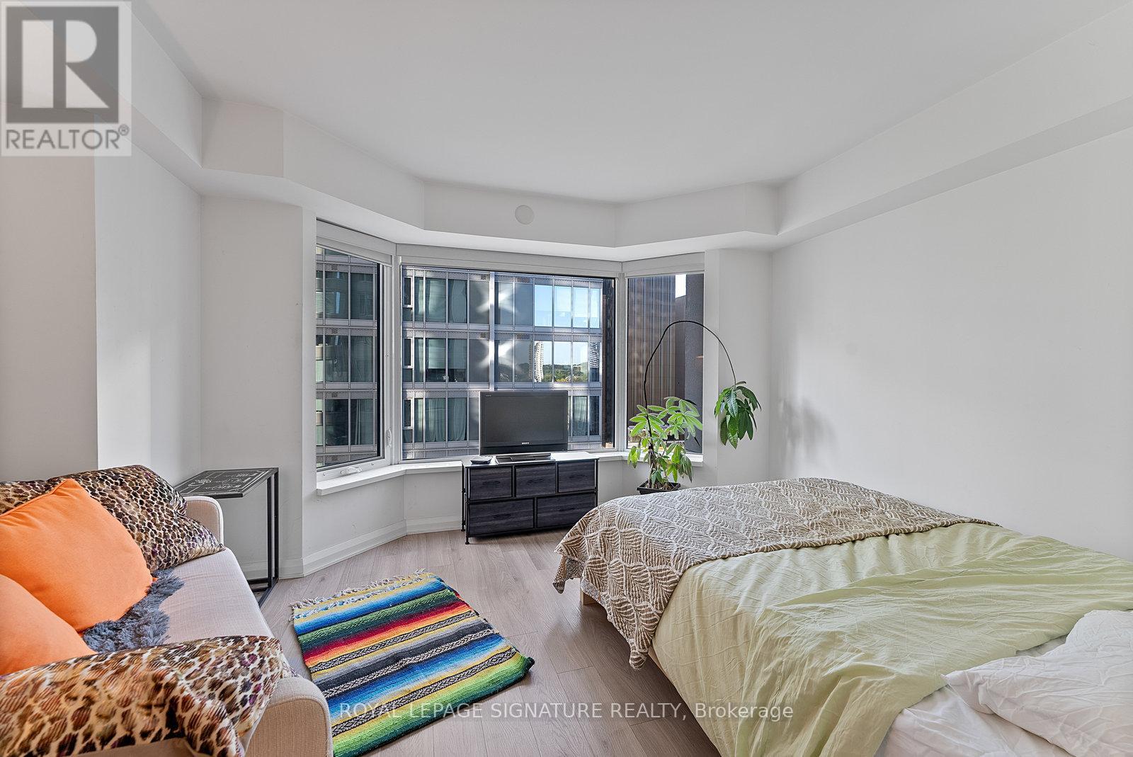 1013 - 155 Yorkville Avenue, Toronto (Annex), Ontario  M5R 0B4 - Photo 8 - C12446991