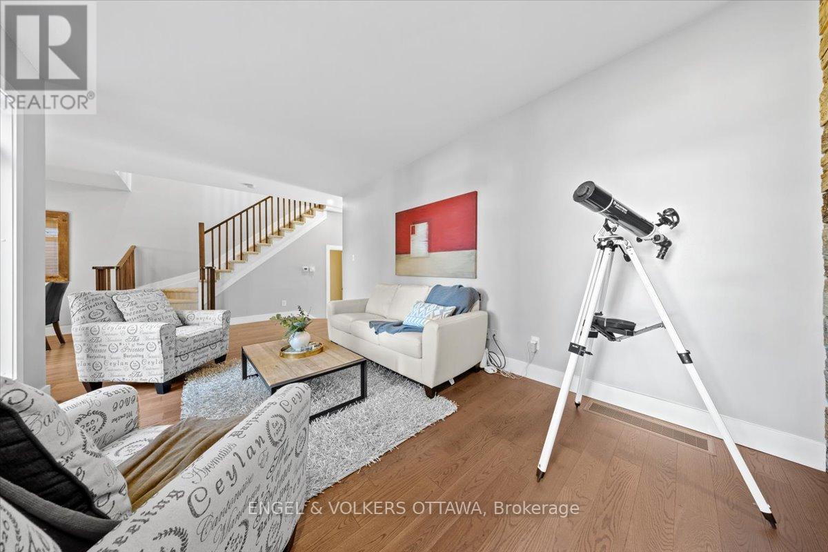 1003 Markwick Crescent, Ottawa, Ontario  K4A 4X5 - Photo 4 - X12447252