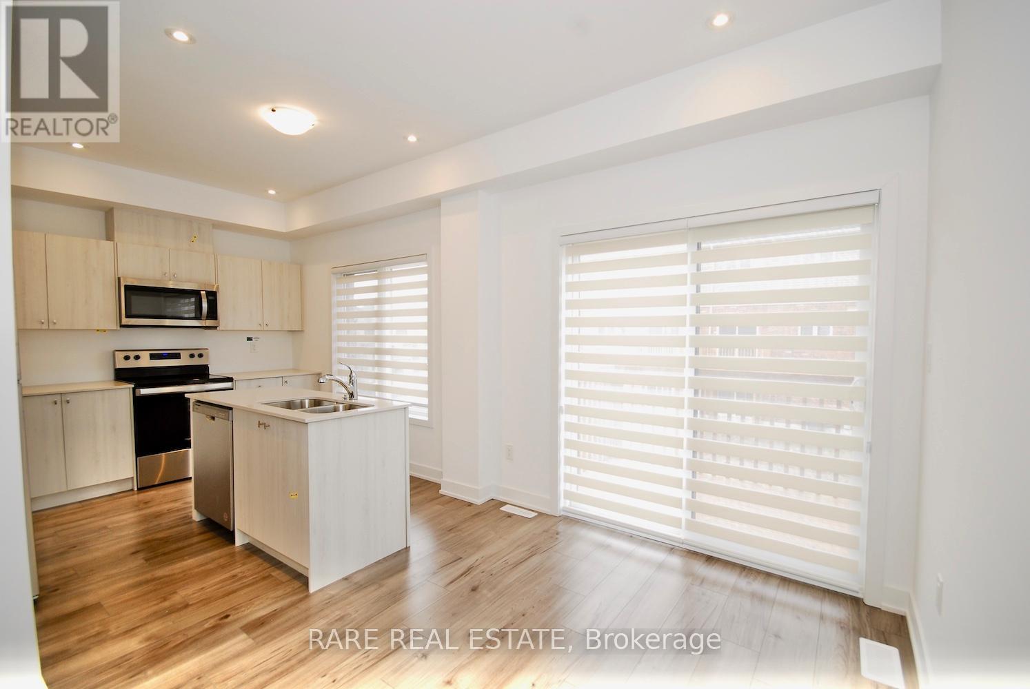 5 Pumpkin Corner Crescent, Barrie, Ontario  L9J 0C2 - Photo 2 - S12446989
