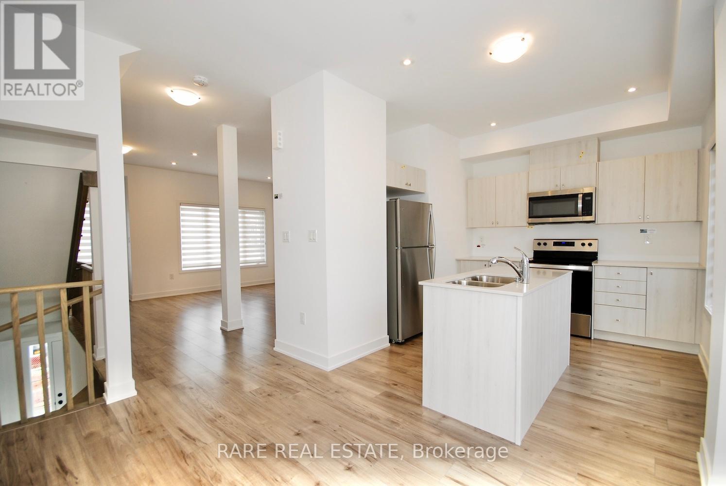 5 Pumpkin Corner Crescent, Barrie, Ontario  L9J 0C2 - Photo 3 - S12446989