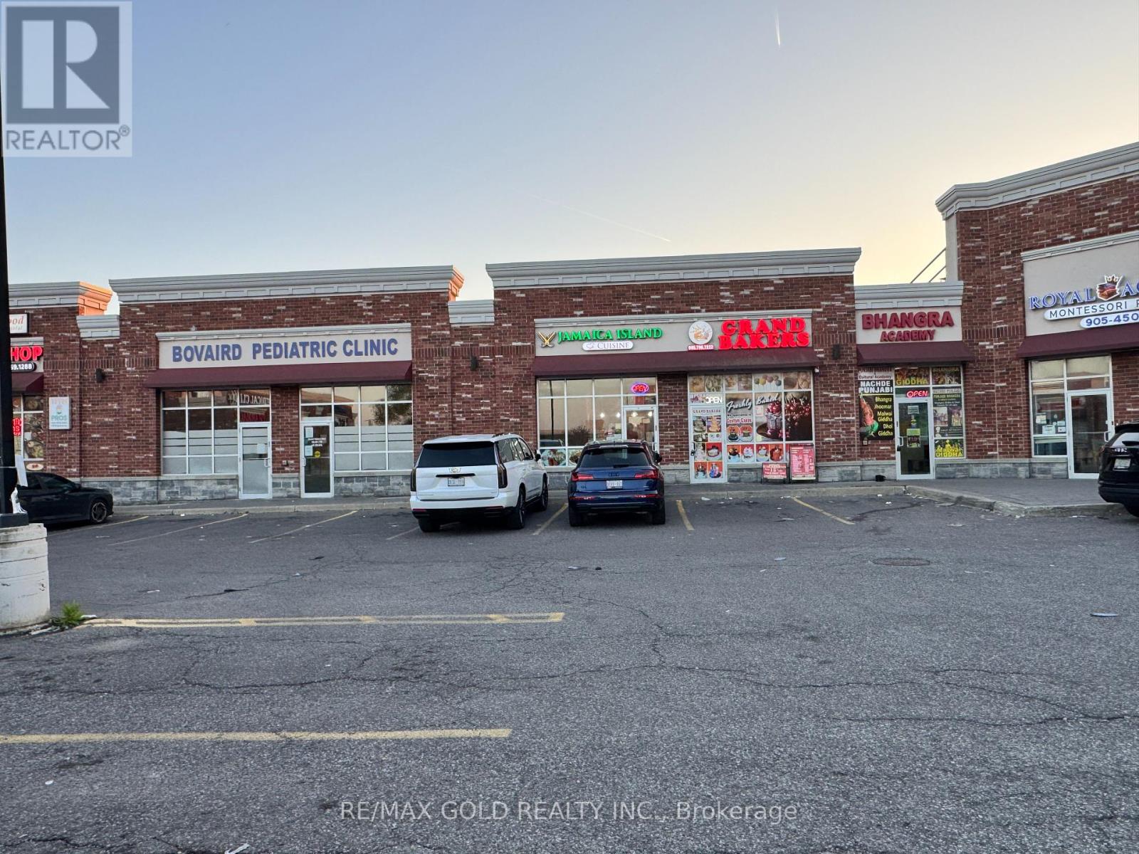 10 - 965 Bovaird Drive W, Brampton (Fletcher's Meadow), Ontario  L7A 1R4 - Photo 13 - W12437847