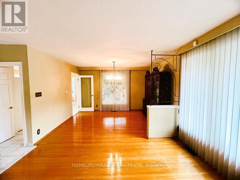 78 Wincott Drive W, Toronto, Ontario  M9R 2P1 - Photo 7 - W12401417