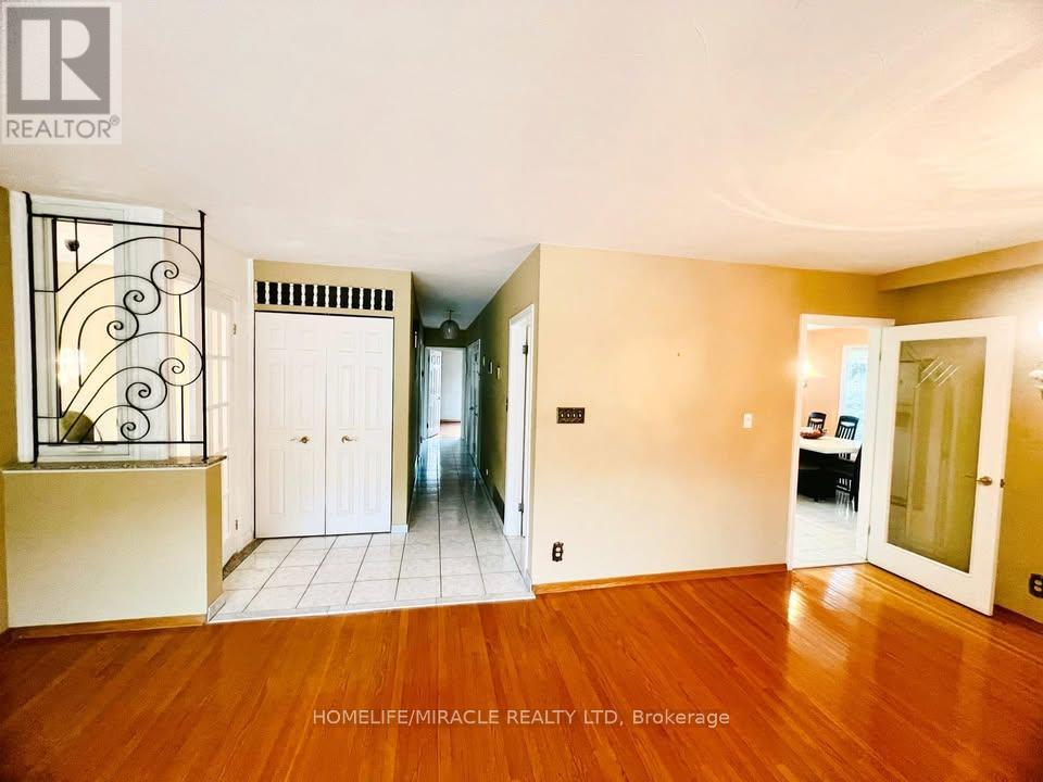 78 Wincott Drive W, Toronto, Ontario  M9R 2P1 - Photo 9 - W12401417