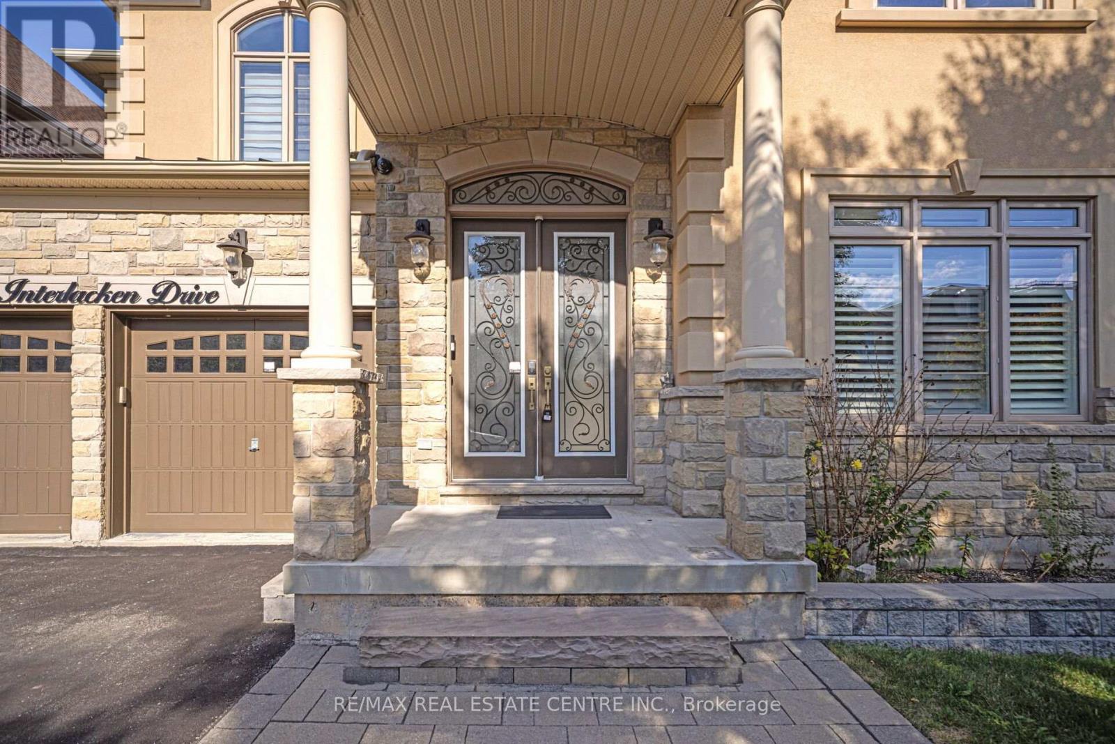 15 Interlacken Drive, Brampton (Credit Valley), Ontario  L6X 0Y1 - Photo 4 - W12447006