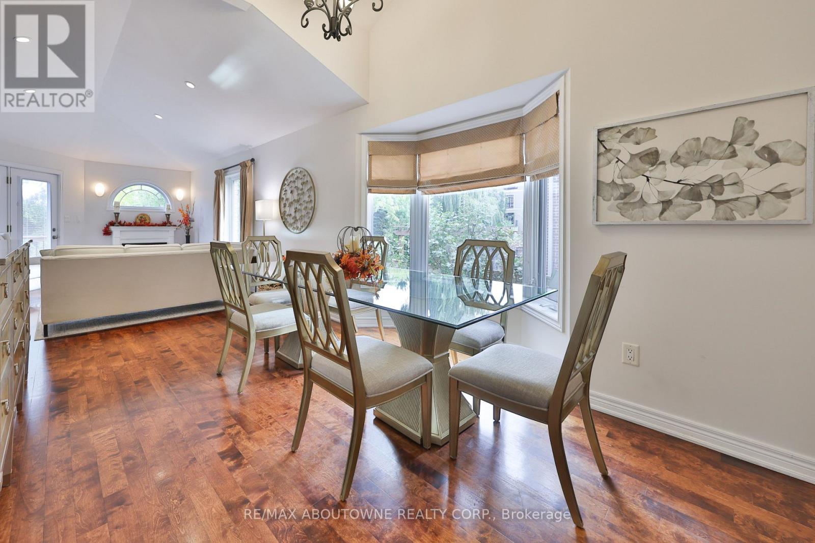 2304 Sovereign Street, Oakville (Br Bronte), Ontario  L6L 1L6 - Photo 10 - W12447015