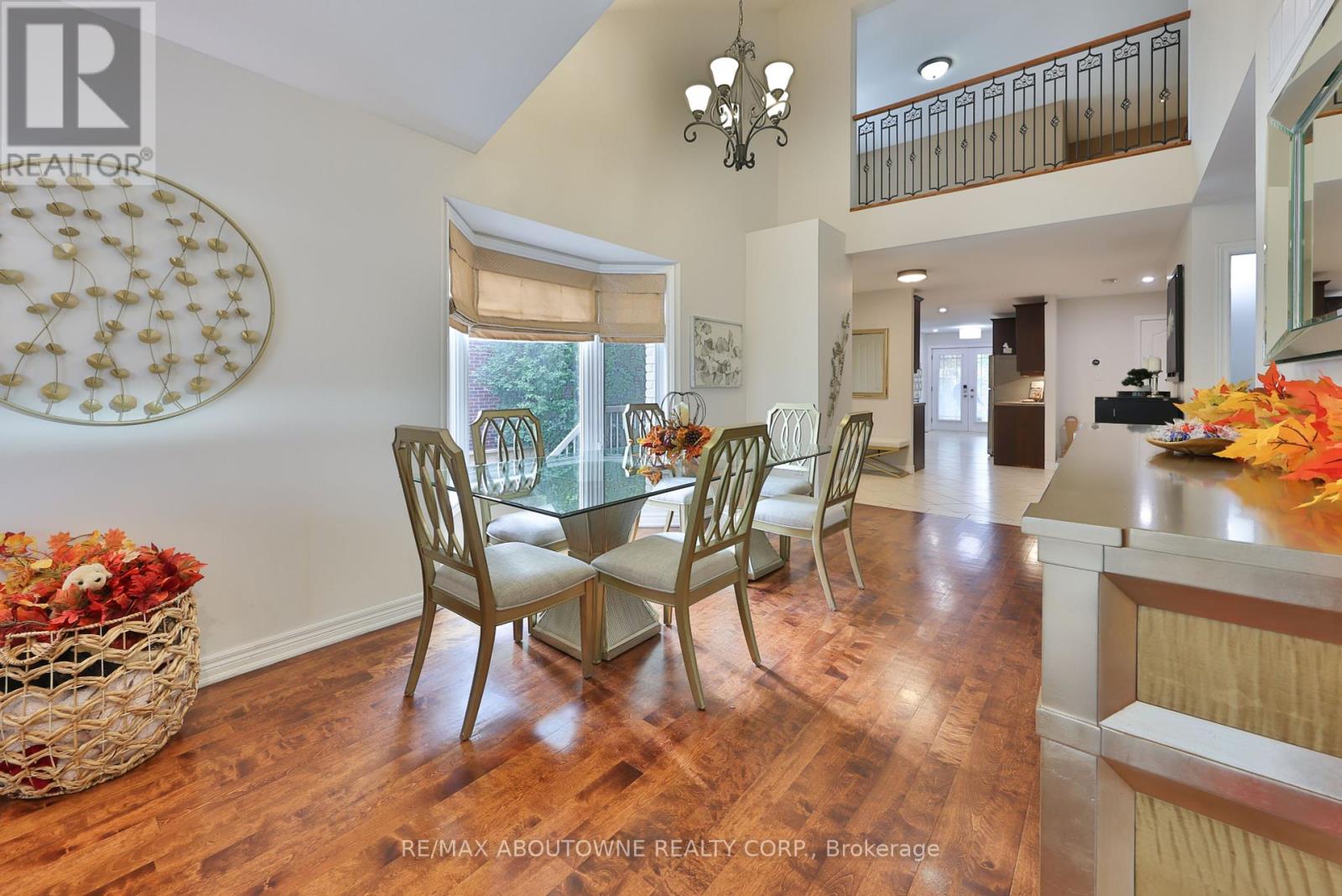 2304 Sovereign Street, Oakville (Br Bronte), Ontario  L6L 1L6 - Photo 11 - W12447015