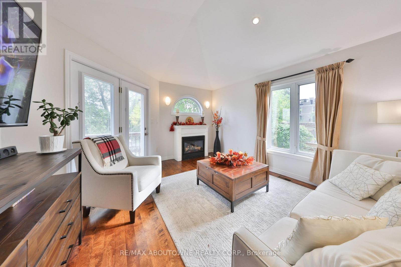 2304 Sovereign Street, Oakville (Br Bronte), Ontario  L6L 1L6 - Photo 13 - W12447015