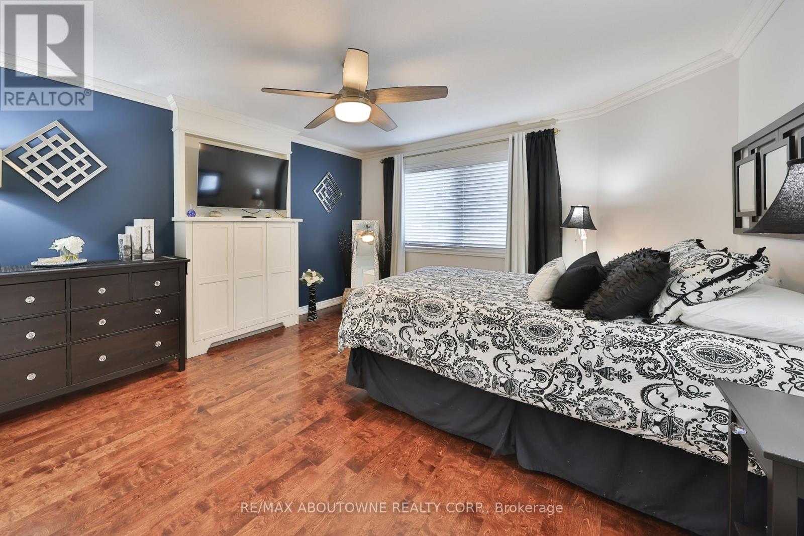 2304 Sovereign Street, Oakville (Br Bronte), Ontario  L6L 1L6 - Photo 16 - W12447015