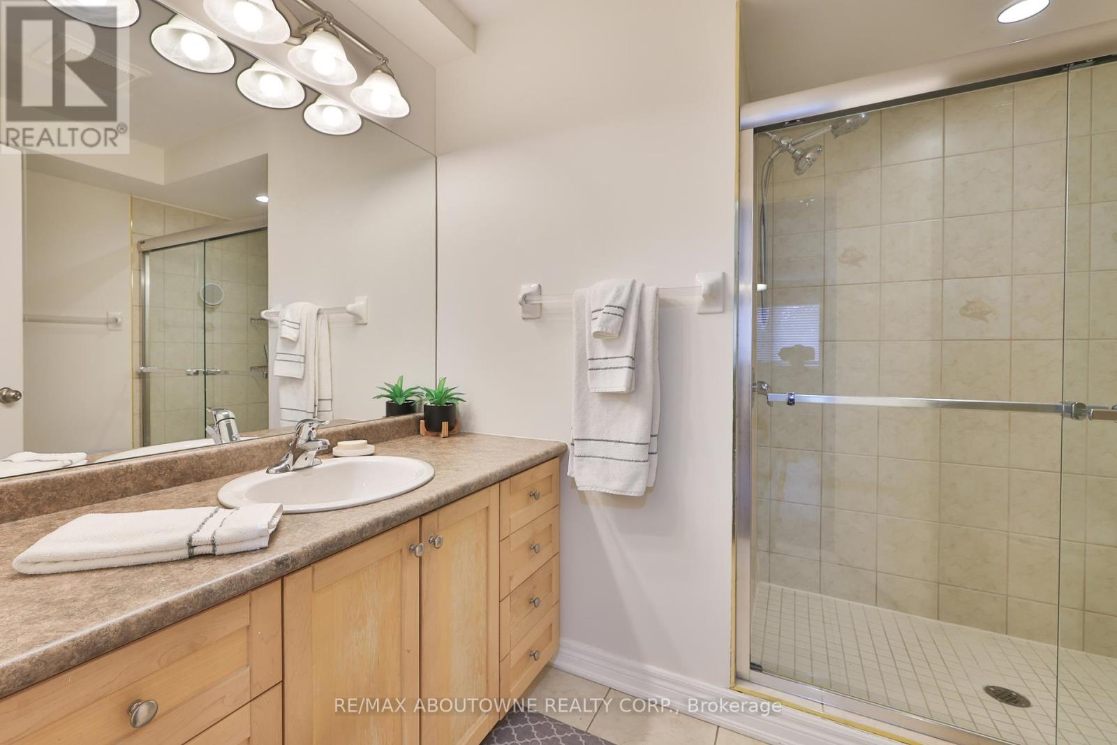 2304 Sovereign Street, Oakville (Br Bronte), Ontario  L6L 1L6 - Photo 18 - W12447015