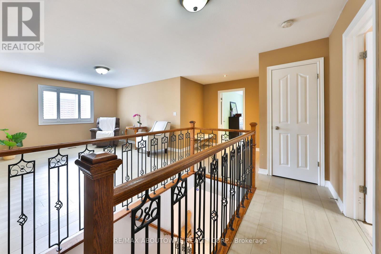 2304 Sovereign Street, Oakville (Br Bronte), Ontario  L6L 1L6 - Photo 19 - W12447015