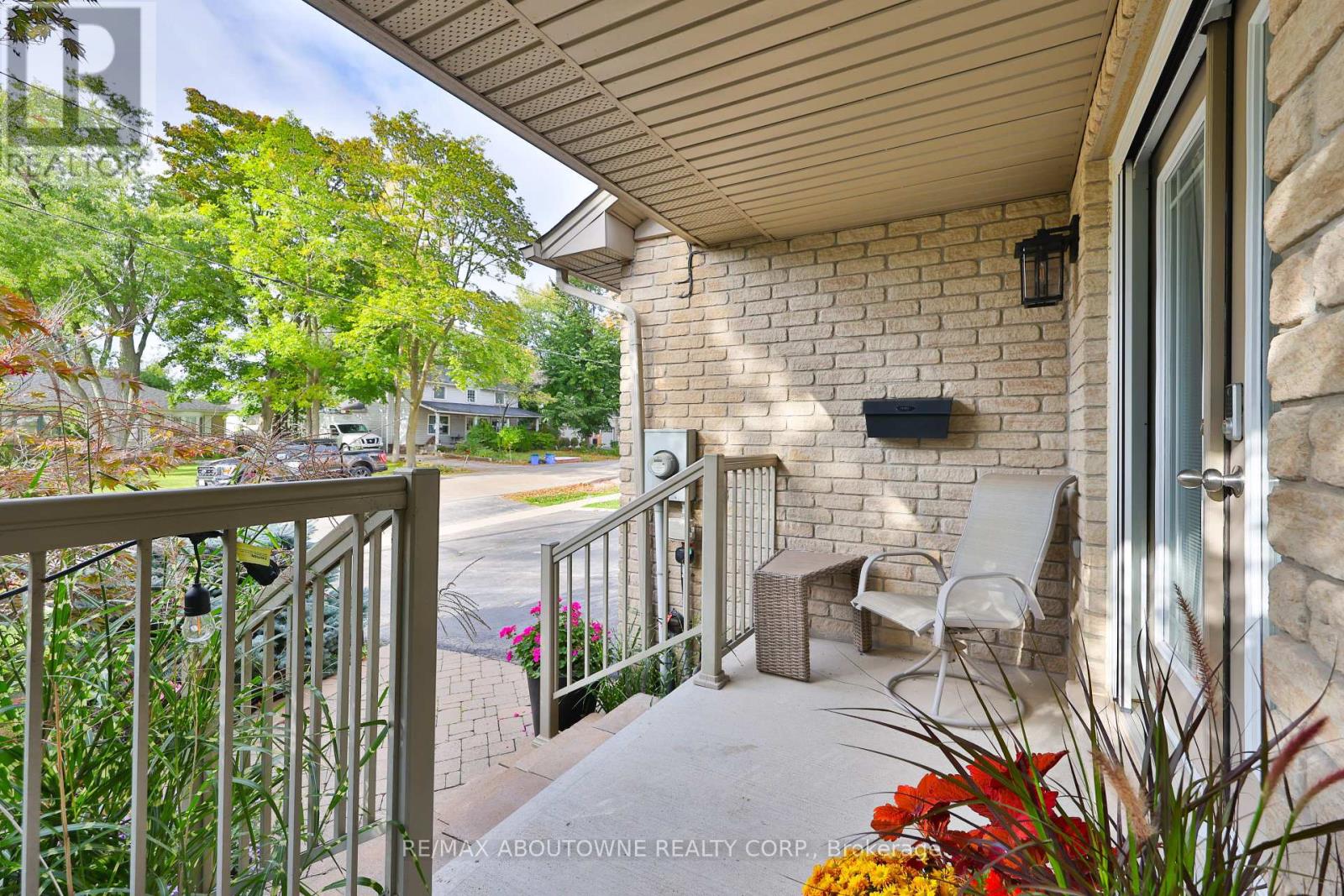 2304 Sovereign Street, Oakville (Br Bronte), Ontario  L6L 1L6 - Photo 2 - W12447015