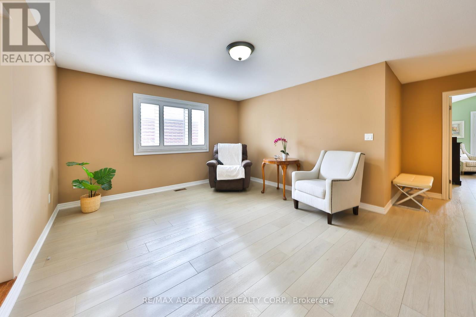 2304 Sovereign Street, Oakville (Br Bronte), Ontario  L6L 1L6 - Photo 21 - W12447015