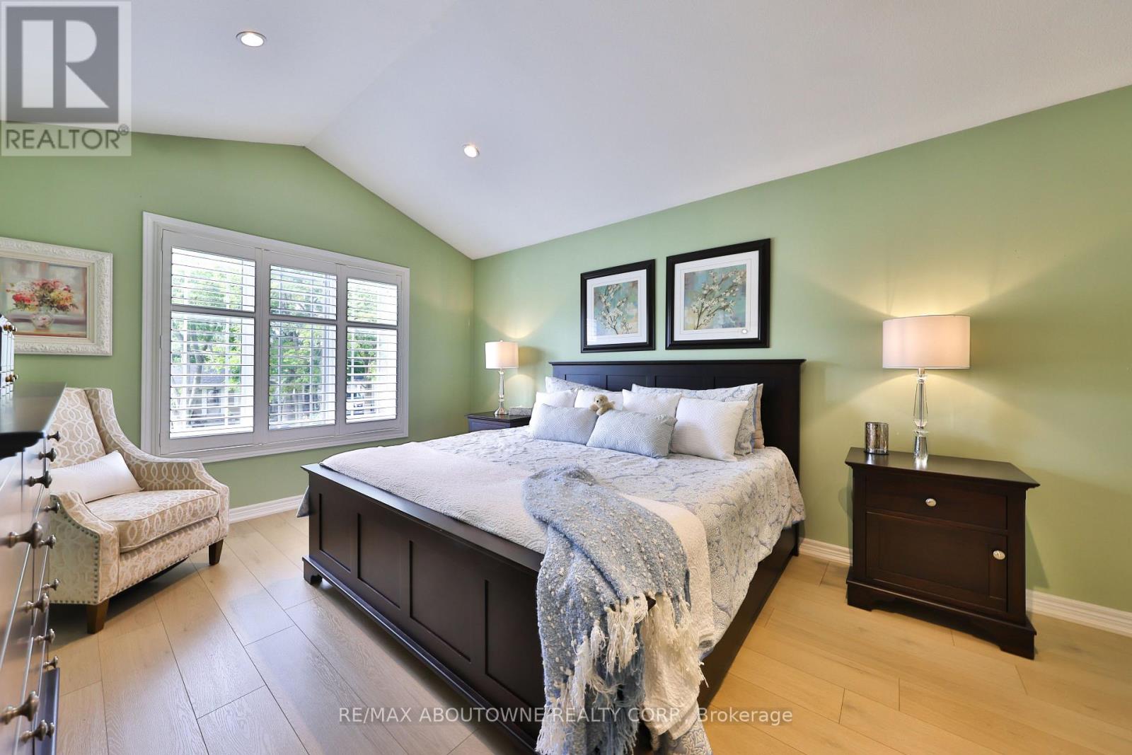 2304 Sovereign Street, Oakville (Br Bronte), Ontario  L6L 1L6 - Photo 22 - W12447015