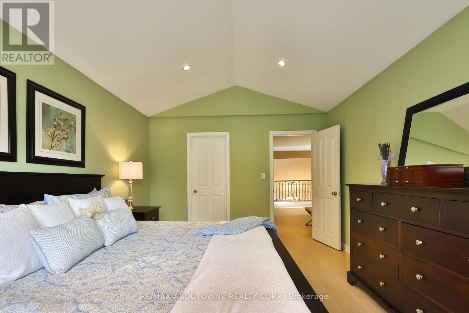 2304 Sovereign Street, Oakville (Br Bronte), Ontario  L6L 1L6 - Photo 23 - W12447015