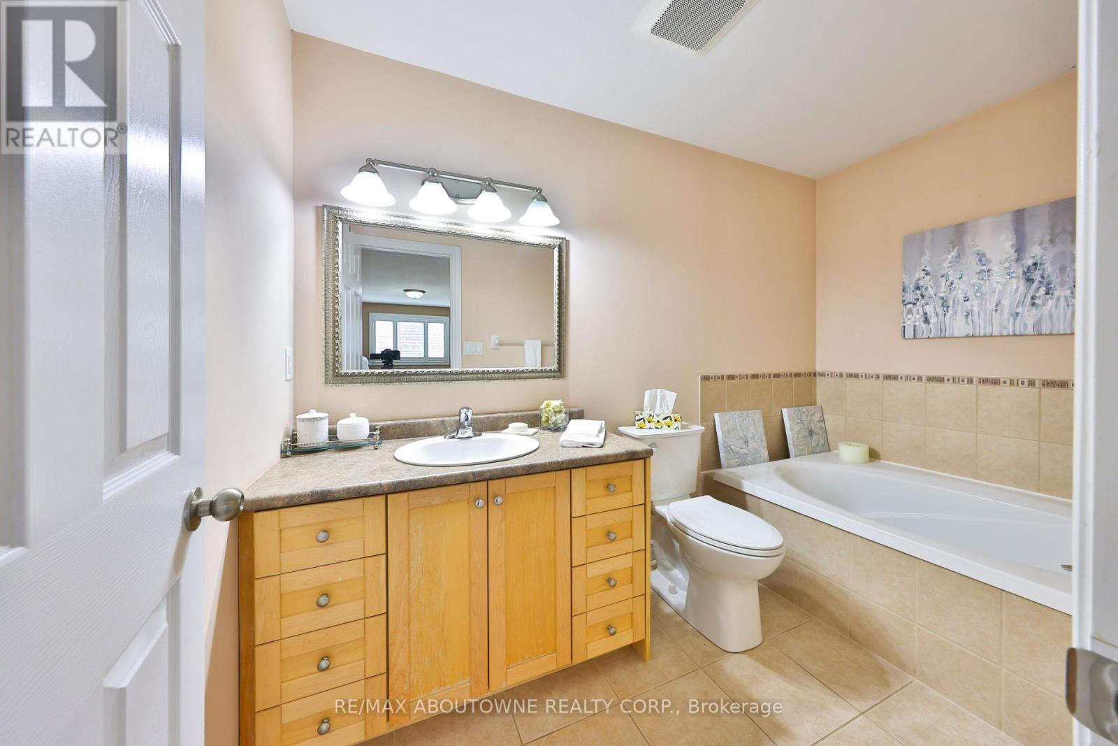 2304 Sovereign Street, Oakville (Br Bronte), Ontario  L6L 1L6 - Photo 24 - W12447015