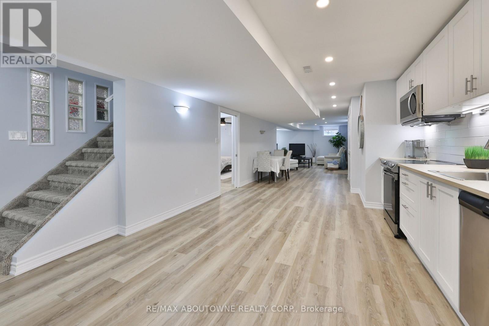 2304 Sovereign Street, Oakville (Br Bronte), Ontario  L6L 1L6 - Photo 26 - W12447015