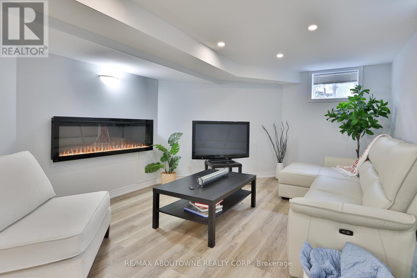 2304 Sovereign Street, Oakville (Br Bronte), Ontario  L6L 1L6 - Photo 27 - W12447015