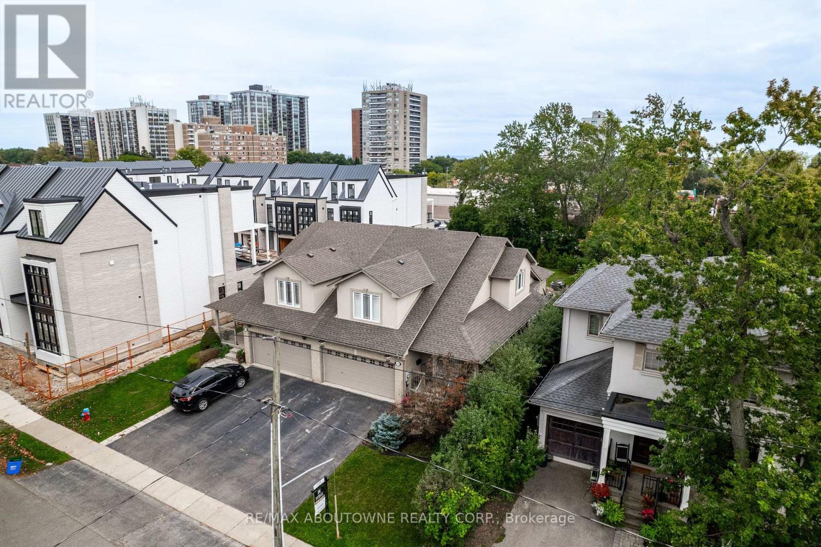 2304 Sovereign Street, Oakville (Br Bronte), Ontario  L6L 1L6 - Photo 3 - W12447015