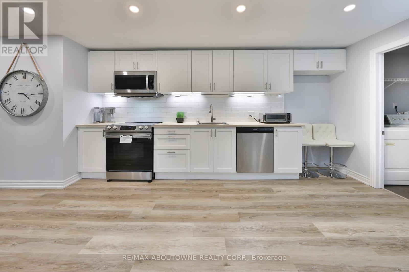 2304 Sovereign Street, Oakville (Br Bronte), Ontario  L6L 1L6 - Photo 30 - W12447015