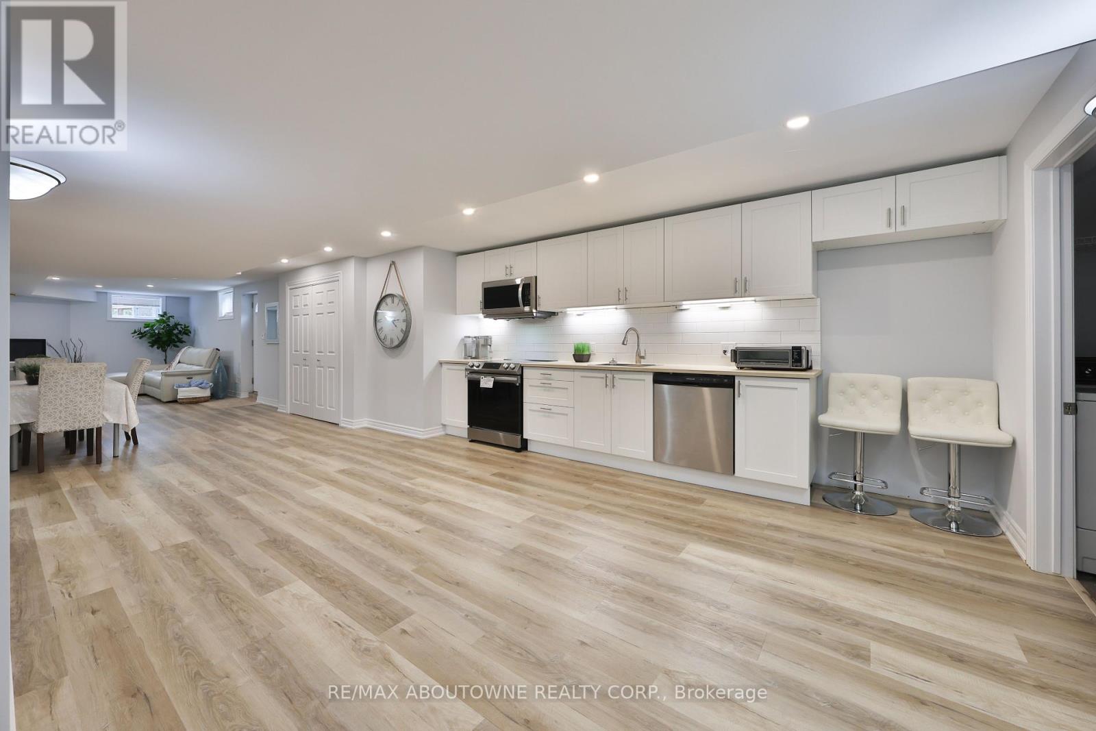 2304 Sovereign Street, Oakville (Br Bronte), Ontario  L6L 1L6 - Photo 32 - W12447015