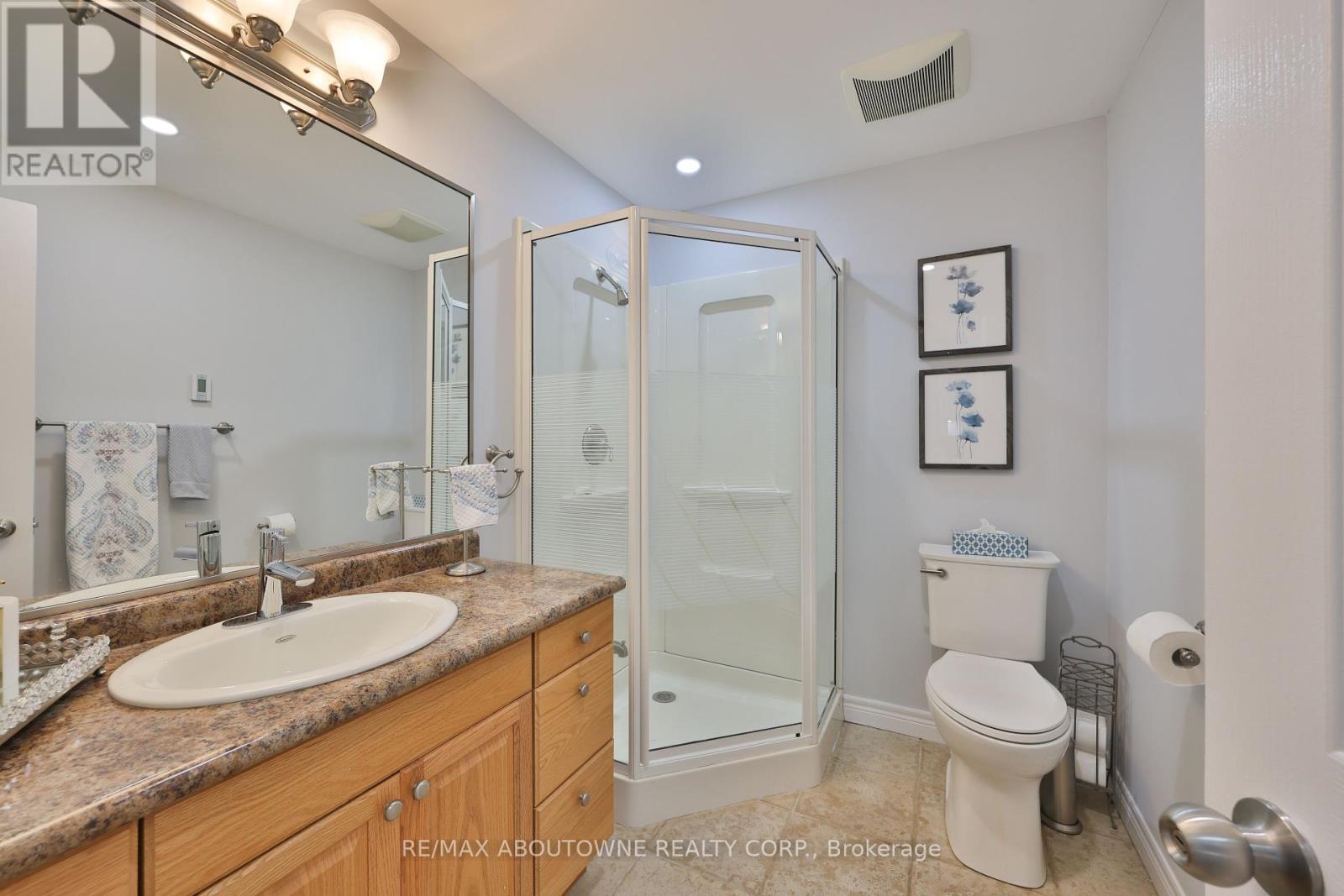 2304 Sovereign Street, Oakville (Br Bronte), Ontario  L6L 1L6 - Photo 33 - W12447015
