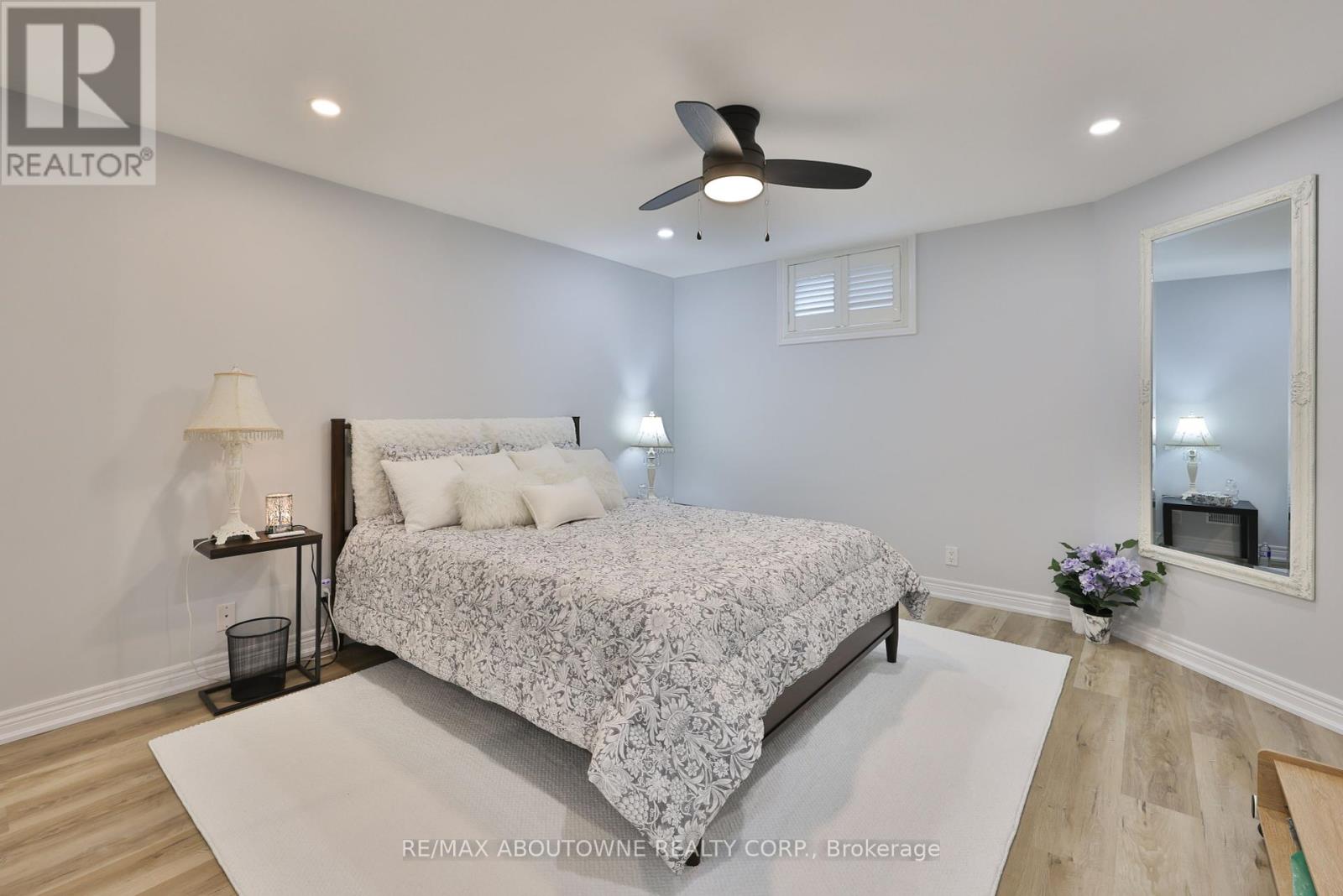 2304 Sovereign Street, Oakville (Br Bronte), Ontario  L6L 1L6 - Photo 34 - W12447015