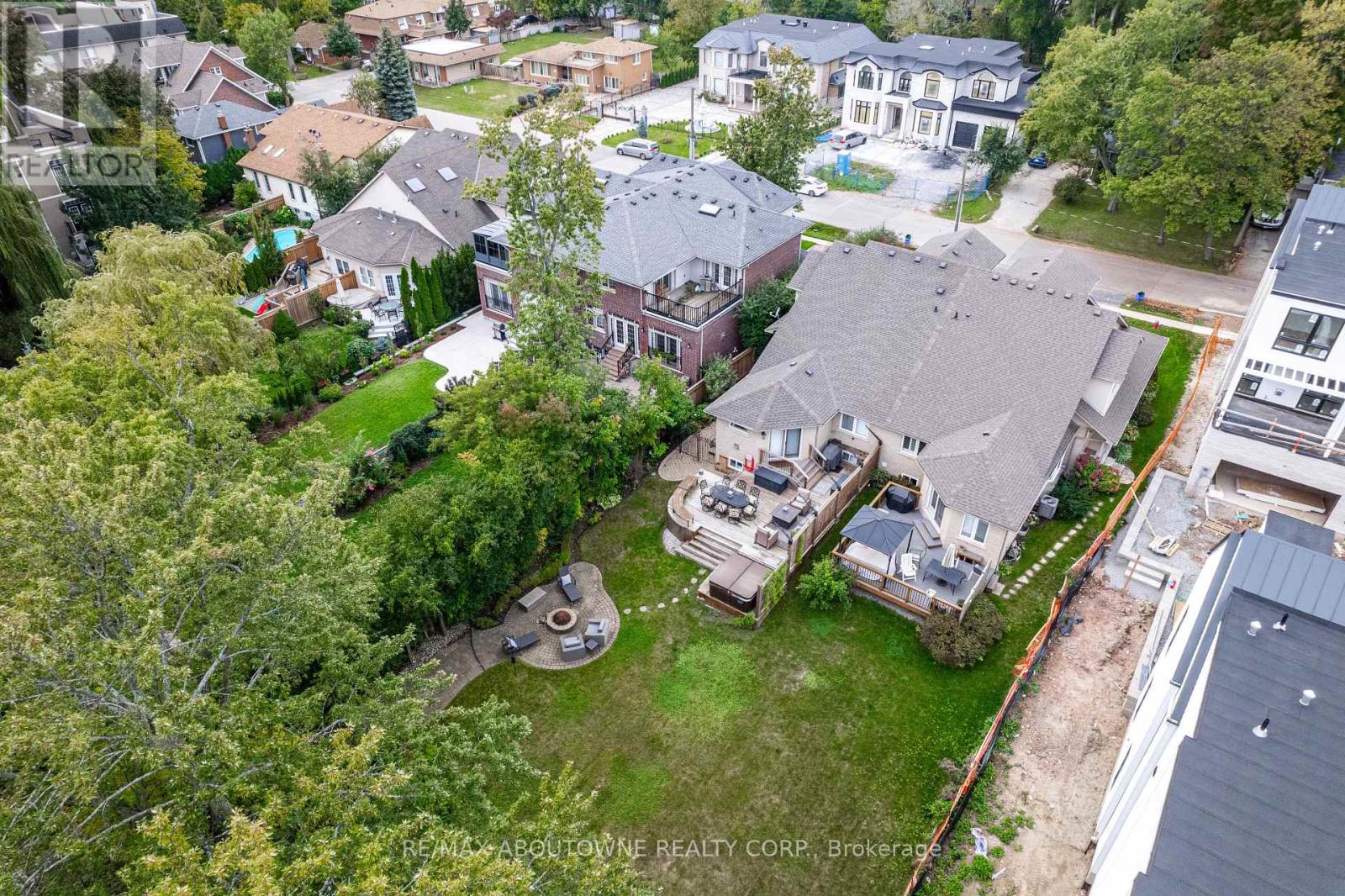 2304 Sovereign Street, Oakville (Br Bronte), Ontario  L6L 1L6 - Photo 4 - W12447015