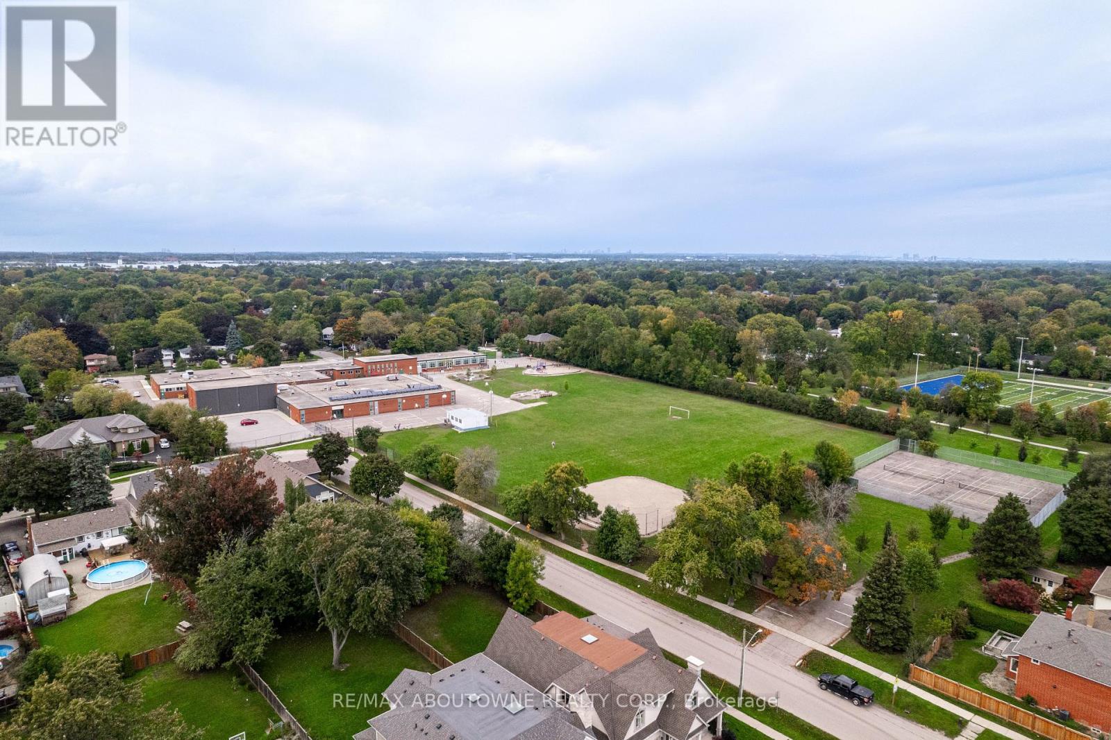 2304 Sovereign Street, Oakville (Br Bronte), Ontario  L6L 1L6 - Photo 5 - W12447015