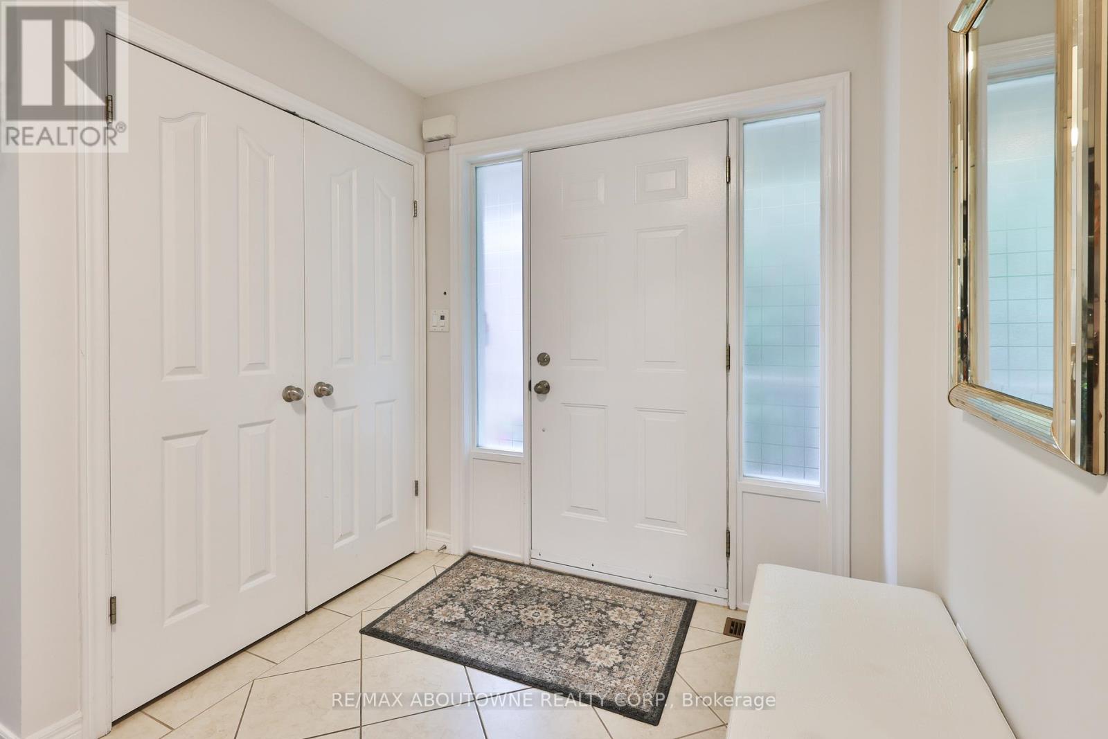 2304 Sovereign Street, Oakville (Br Bronte), Ontario  L6L 1L6 - Photo 6 - W12447015