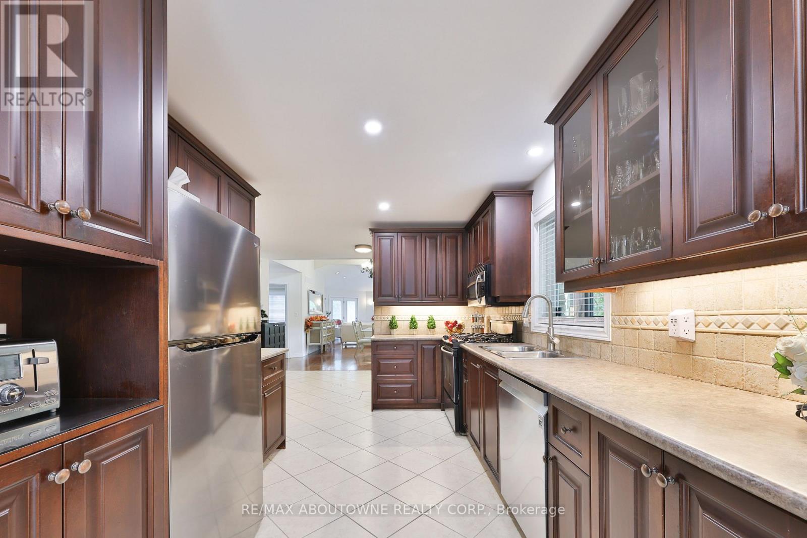 2304 Sovereign Street, Oakville (Br Bronte), Ontario  L6L 1L6 - Photo 7 - W12447015