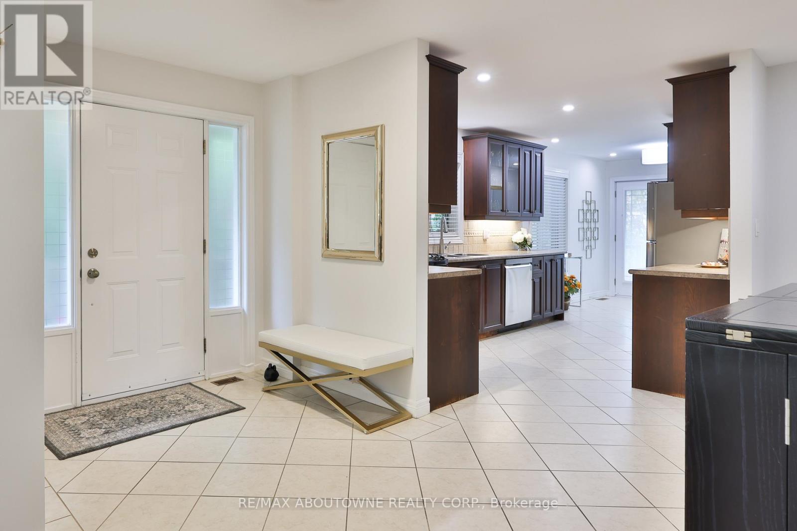 2304 Sovereign Street, Oakville (Br Bronte), Ontario  L6L 1L6 - Photo 8 - W12447015