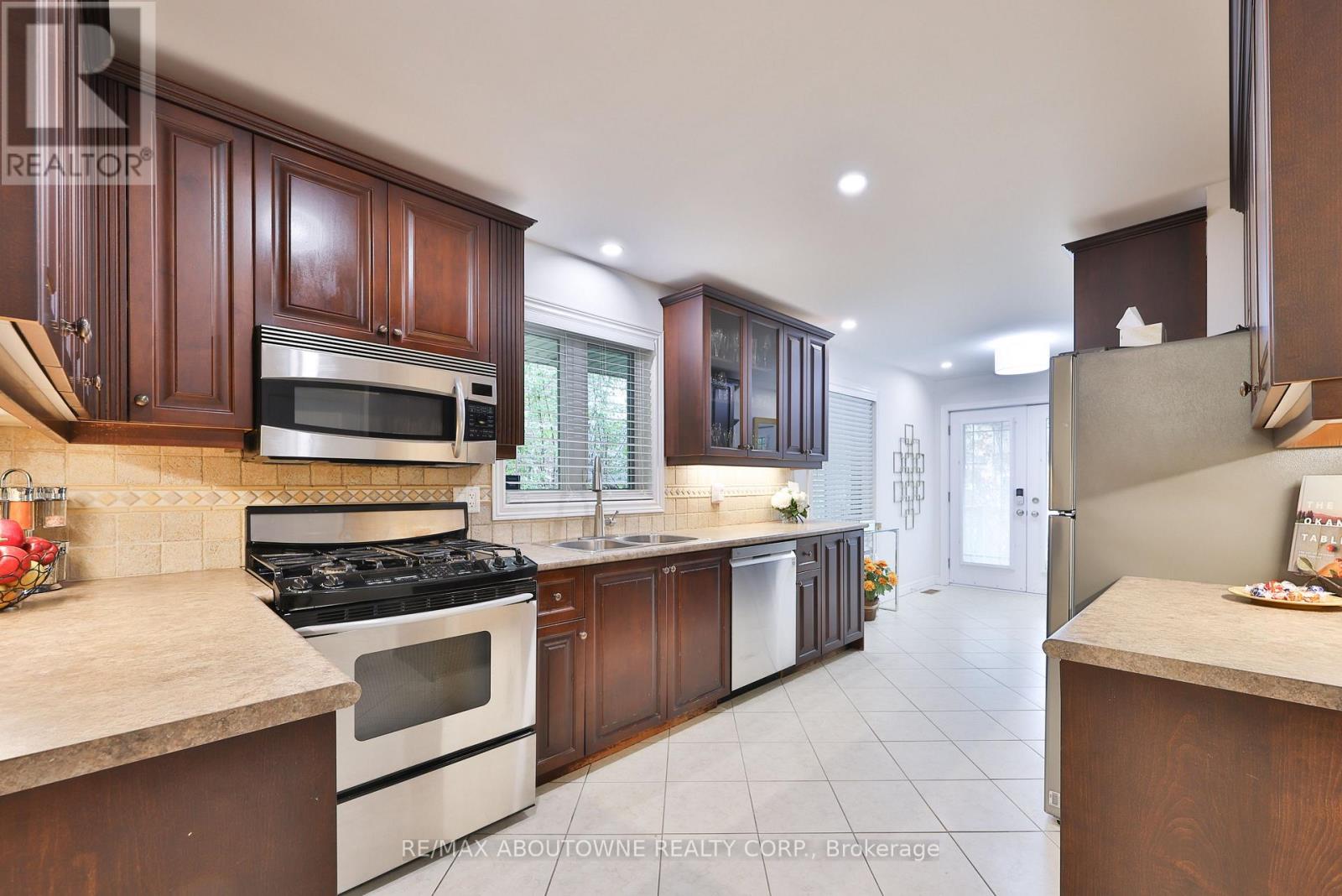 2304 Sovereign Street, Oakville (Br Bronte), Ontario  L6L 1L6 - Photo 9 - W12447015
