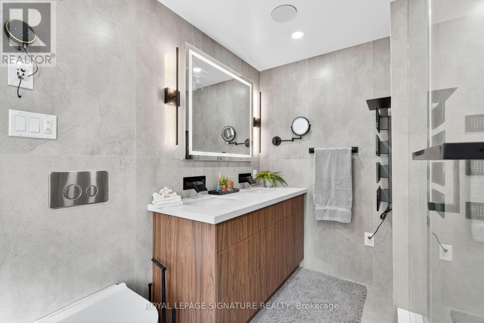 2254 Carol Road, Oakville (Fd Ford), Ontario  L6J 5L1 - Photo 28 - W12447019