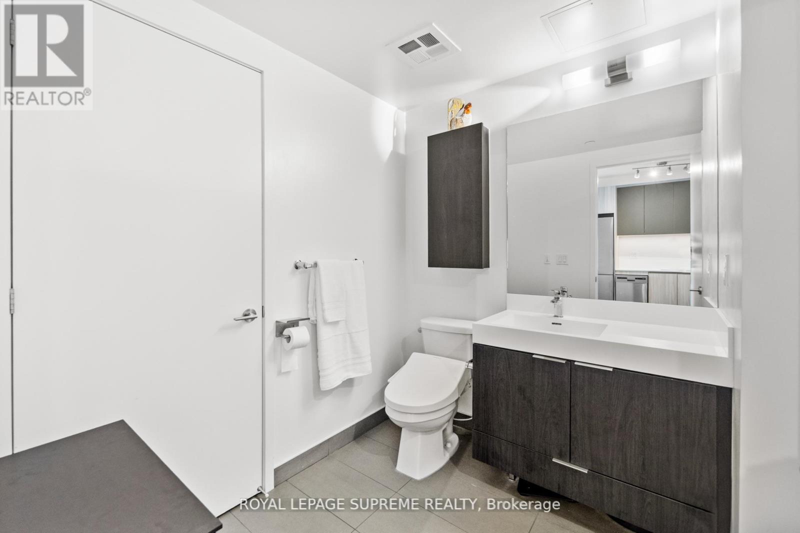 925 - 3100 Keele Street, Toronto (Downsview-Roding-Cfb), Ontario  M3M 0E1 - Photo 4 - W12447052
