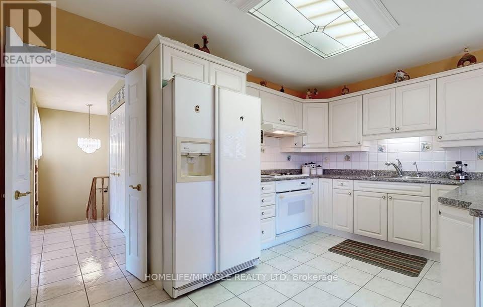 78 Wincott Drive W, Toronto, Ontario  M9R 2P1 - Photo 4 - W12401417