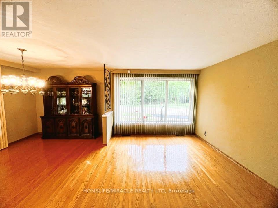 78 Wincott Drive W, Toronto, Ontario  M9R 2P1 - Photo 8 - W12401417
