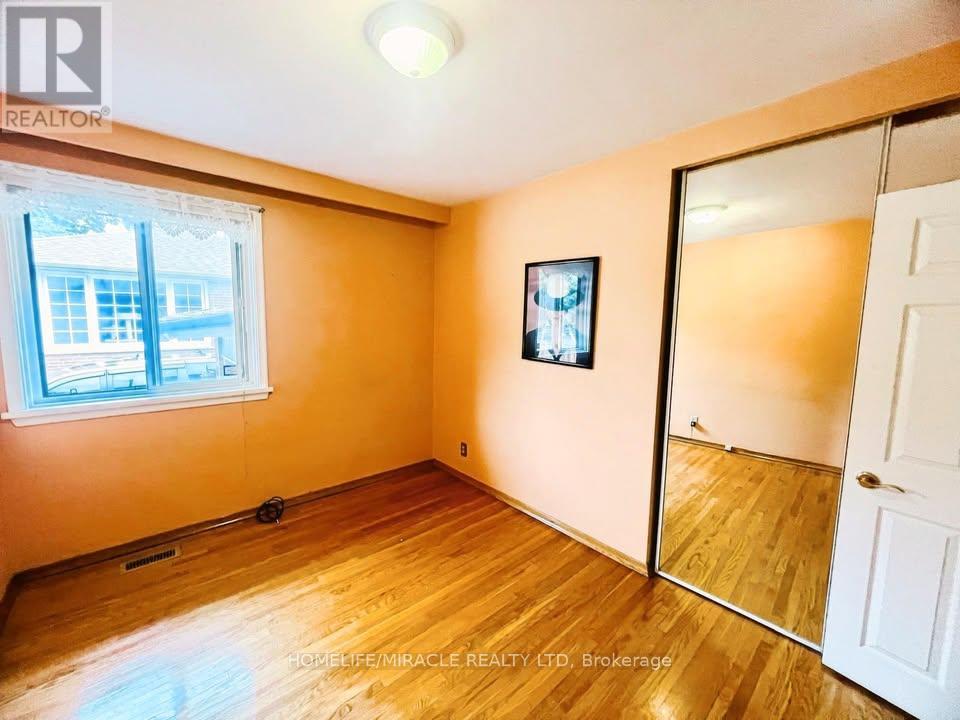78 Wincott Drive W, Toronto, Ontario  M9R 2P1 - Photo 10 - W12401417