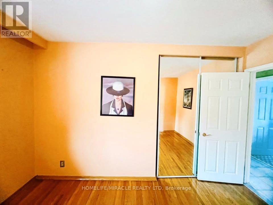 78 Wincott Drive W, Toronto, Ontario  M9R 2P1 - Photo 11 - W12401417