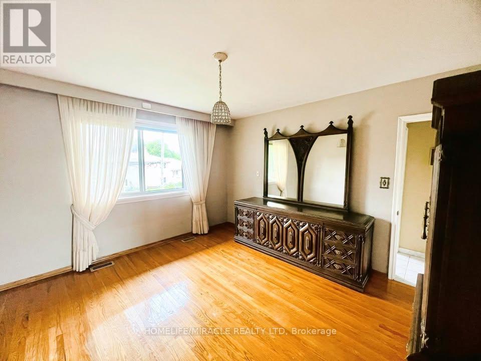 78 Wincott Drive W, Toronto, Ontario  M9R 2P1 - Photo 12 - W12401417