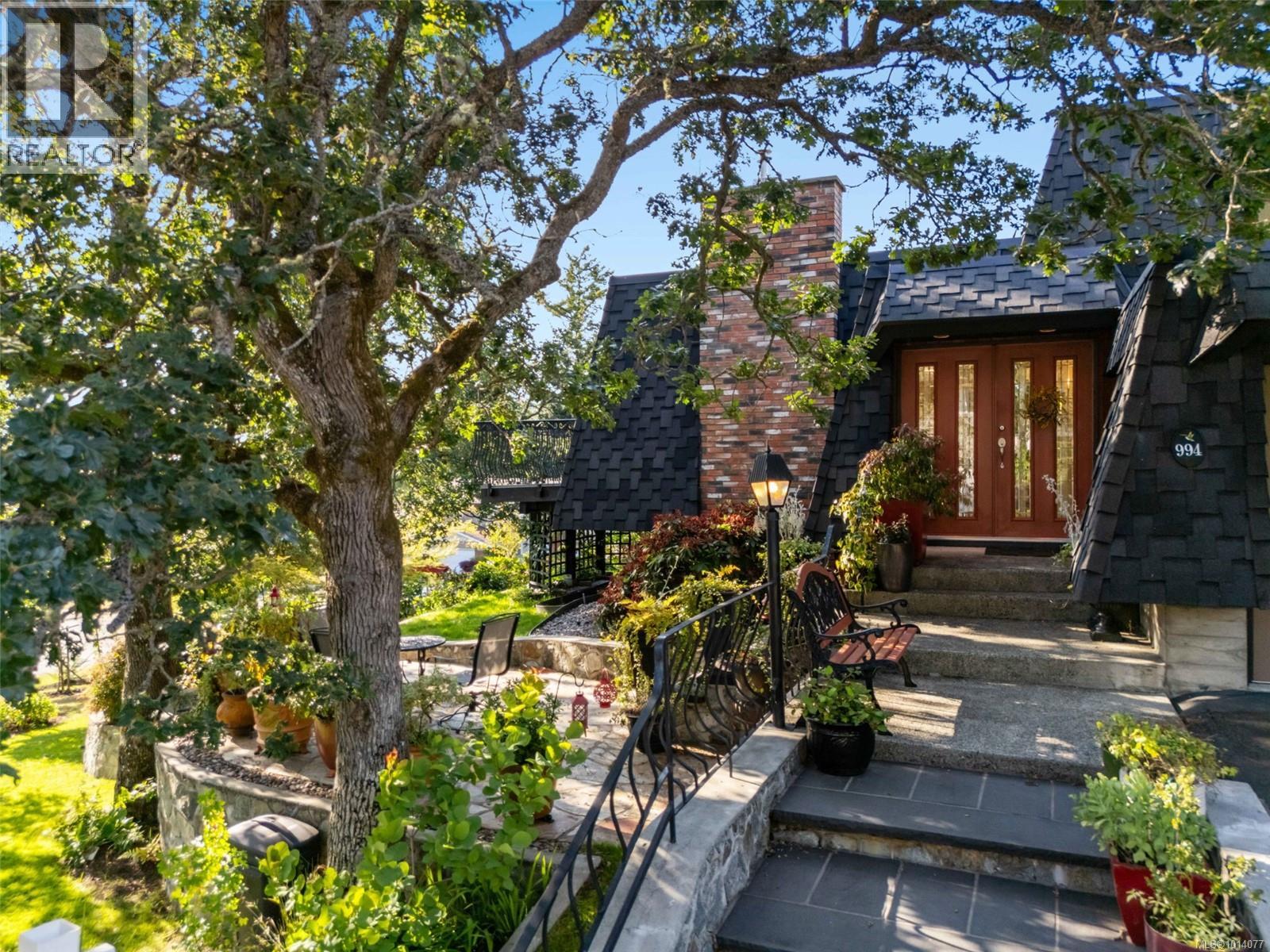 994 Landeen Pl, Saanich, British Columbia
