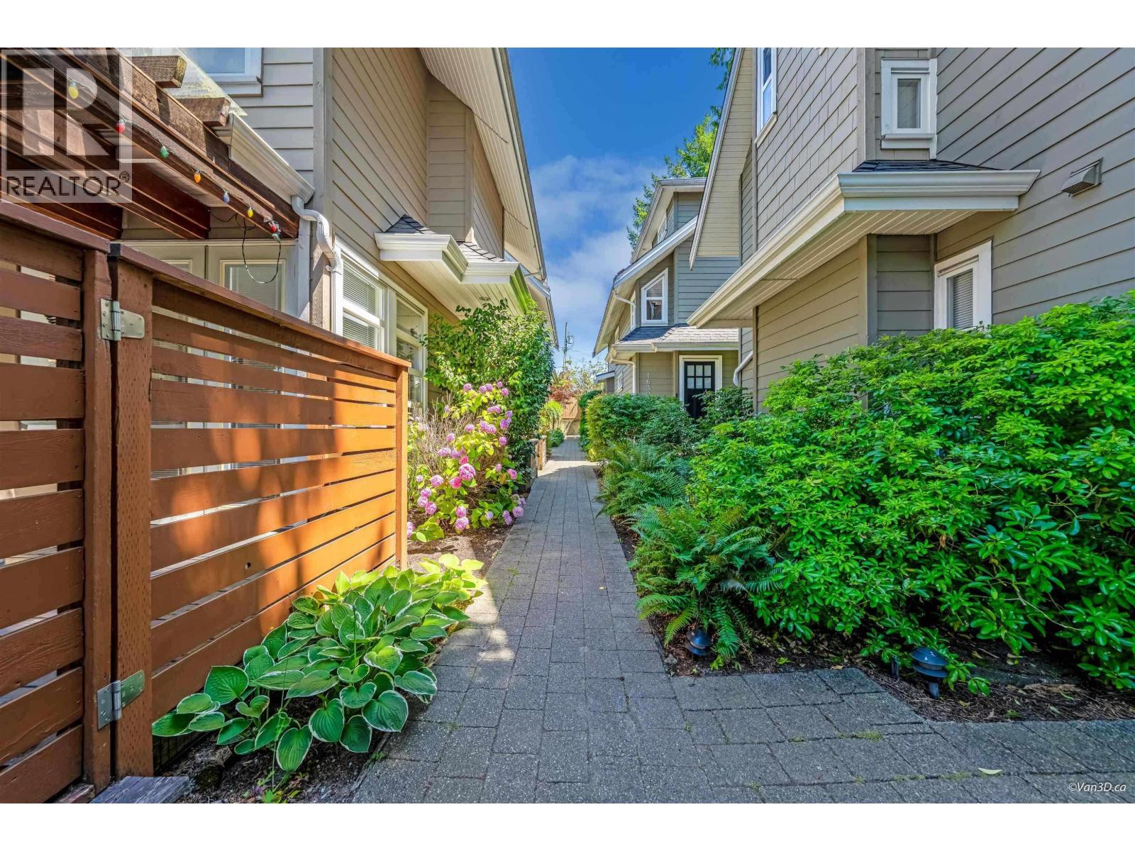 1626 St. Andrews Avenue, North Vancouver, British Columbia  V7L 3L6 - Photo 3 - R3047799