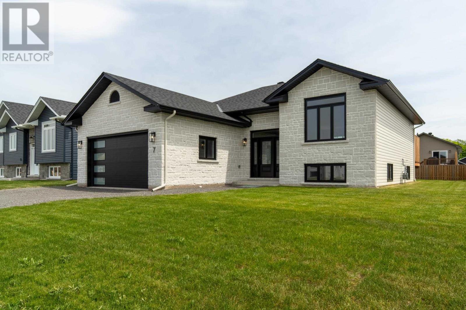 7 Noah Dr, Sault Ste. Marie, Ontario  P6C 6E6 - Photo 2 - SM252634