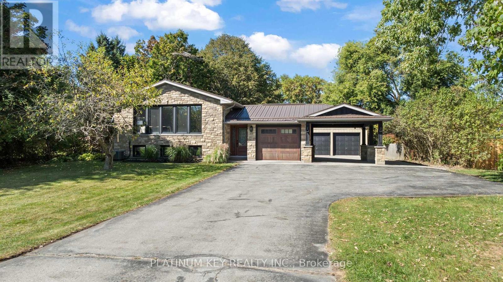 8846 Glendon Drive, Strathroy-Caradoc, Ontario  N0L 1W0 - Photo 2 - X12447279