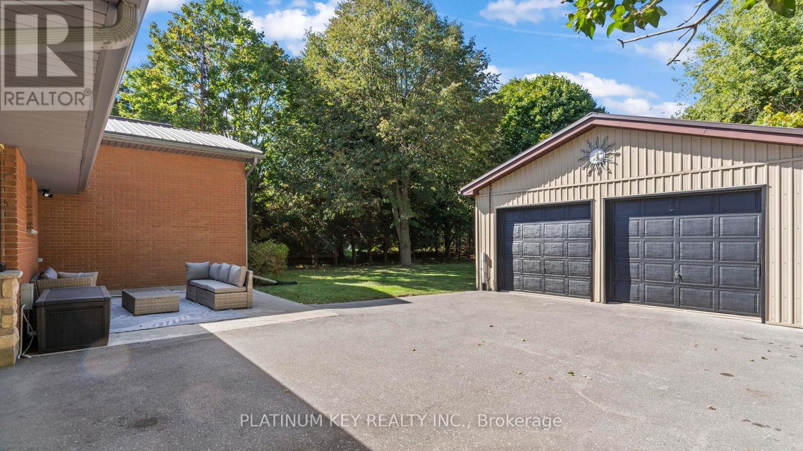 8846 Glendon Drive, Strathroy-Caradoc, Ontario  N0L 1W0 - Photo 29 - X12447279