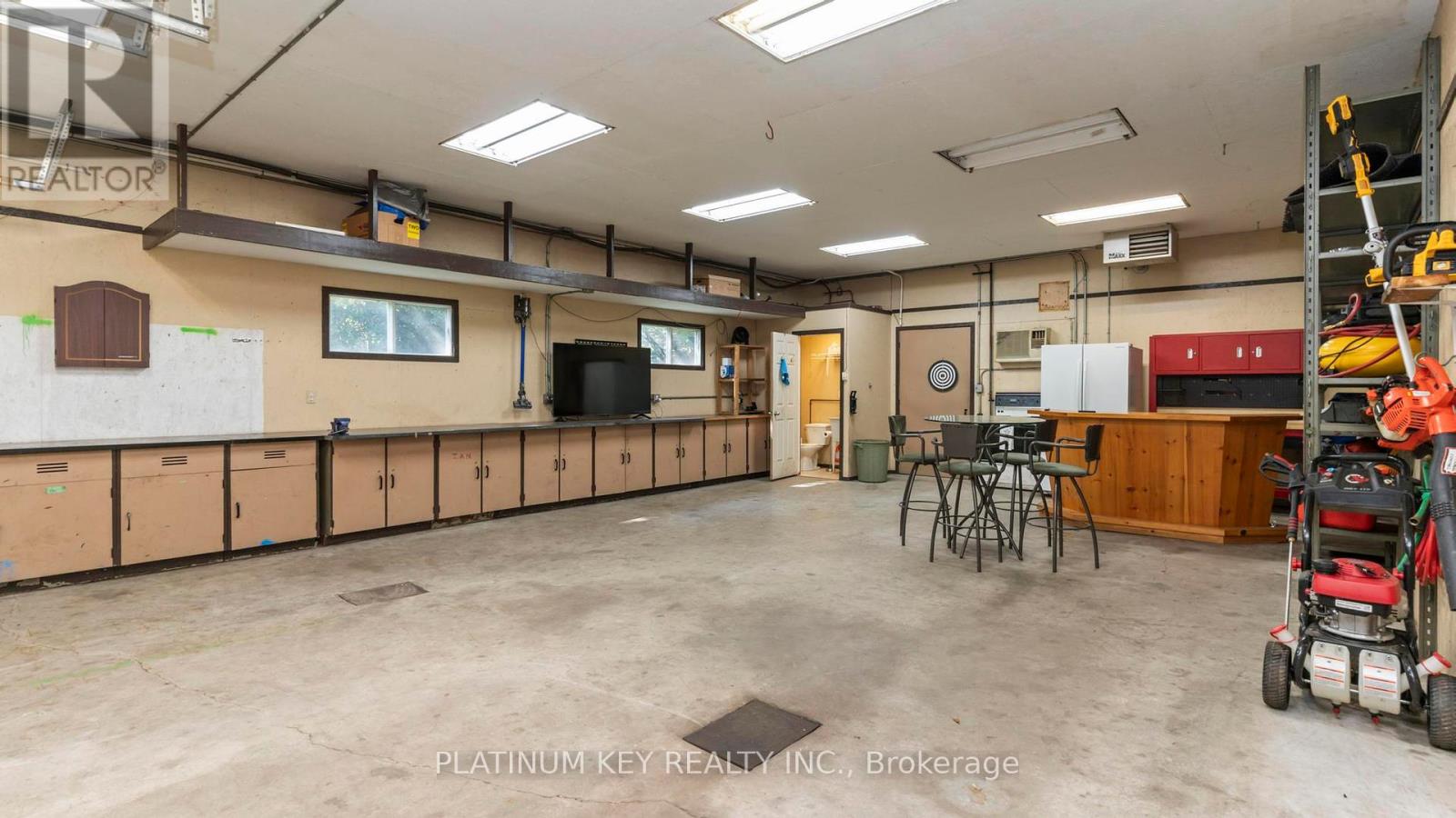 8846 Glendon Drive, Strathroy-Caradoc, Ontario  N0L 1W0 - Photo 31 - X12447279