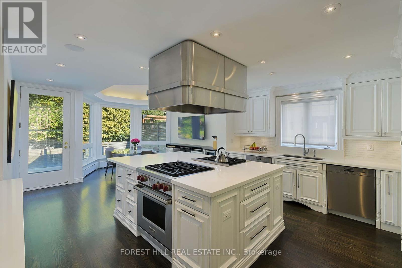 34 Forest Ridge Drive, Toronto (Forest Hill North), Ontario  M6B 1H3 - Photo 11 - C12447211