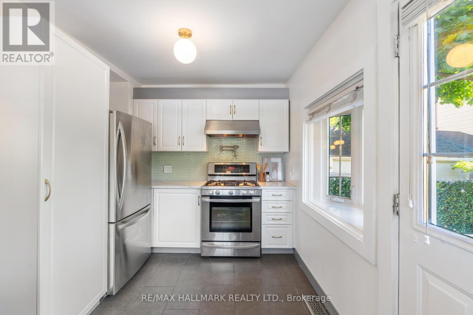 1 Heyworth Crescent, Toronto (East End-Danforth), Ontario  M4E 1T6 - Photo 12 - E12447187