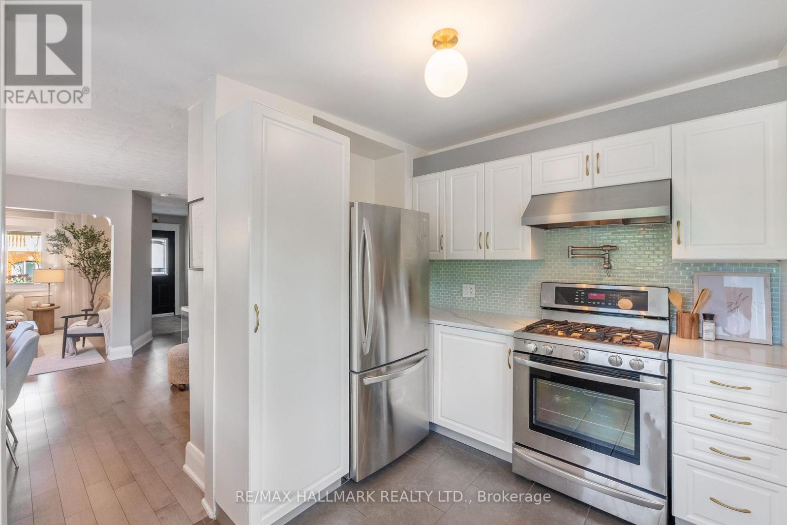 1 Heyworth Crescent, Toronto (East End-Danforth), Ontario  M4E 1T6 - Photo 13 - E12447187